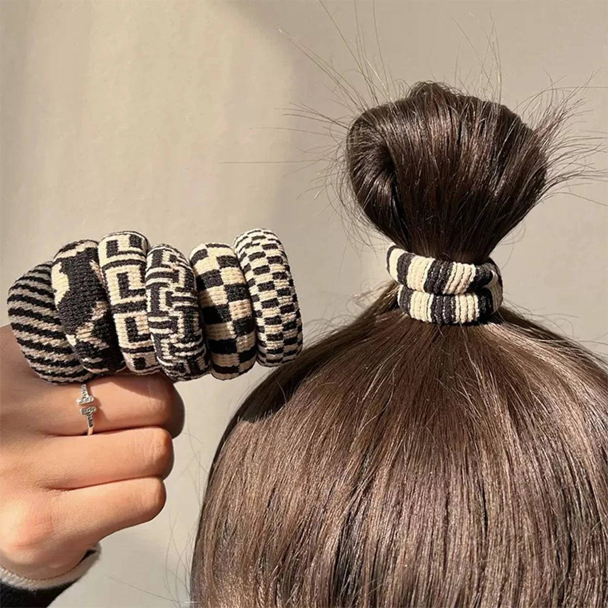 Lot de 5 élastiques à cheveux simples et polyvalents à carreaux noirs et blancs sans trace